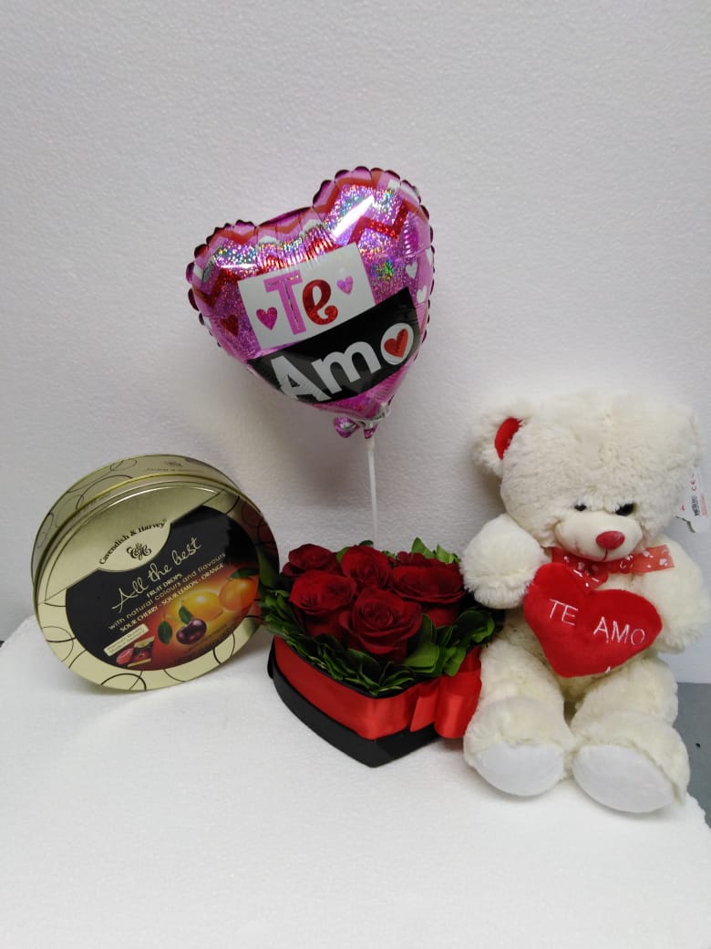 Caja corazn con 6 Rosas ms Peluche, Caramelos Mix y Globito 